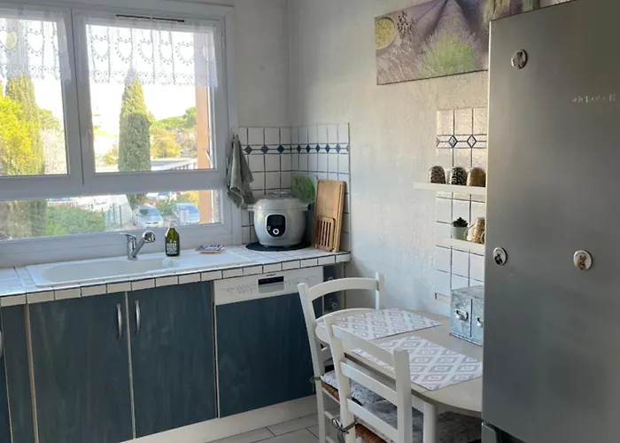 A Proximite Du Jardin Olbius Riquier *